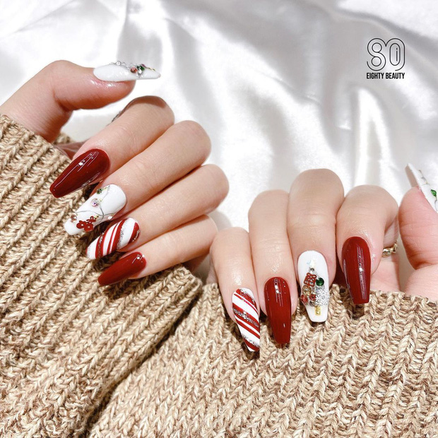 Muốn trông thật sành điệu trong mùa Giáng Sinh năm nay? Đừng bỏ lỡ những mẫu nail noel hot hit tại đây! Chúng tôi có tất cả những gì bạn cần để tạo ra những bộ nail thời trang và đẹp nhất cho đôi tay của bạn. Tìm kiếm suy nghĩ sáng tạo của mình với những mẫu nail hot hit này và chào đón mùa lễ hội bằng trang trí đầy sáng tạo của bạn.