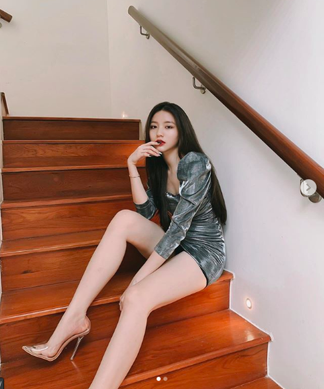 Hot girl Instagram gây chú ý với clip 19 giây thả dáng, khoe chân dài hút mắt