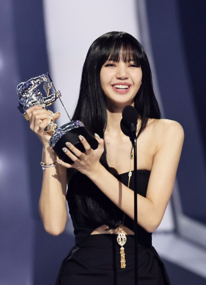 Ai trong chúng ta không tự hào khi Lisa Blackpink trở thành nữ ca sĩ đầu tiên của Hàn Quốc biểu diễn tại MTV Video Music Awards (VMAs) 2019? Nếu bạn không có cơ hội tham gia sự kiện đó, hãy xem lại các bài hát và những khoảnh khắc đáng nhớ của Lisa Blackpink tại VMAs qua hình ảnh.